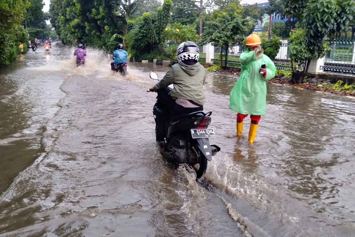 Jalan Tanjung Barat, Jakarta Selatan tergenang setelah hujan deras. Akibatnya kondisi jalan macet, Selasa(16/4/2019)