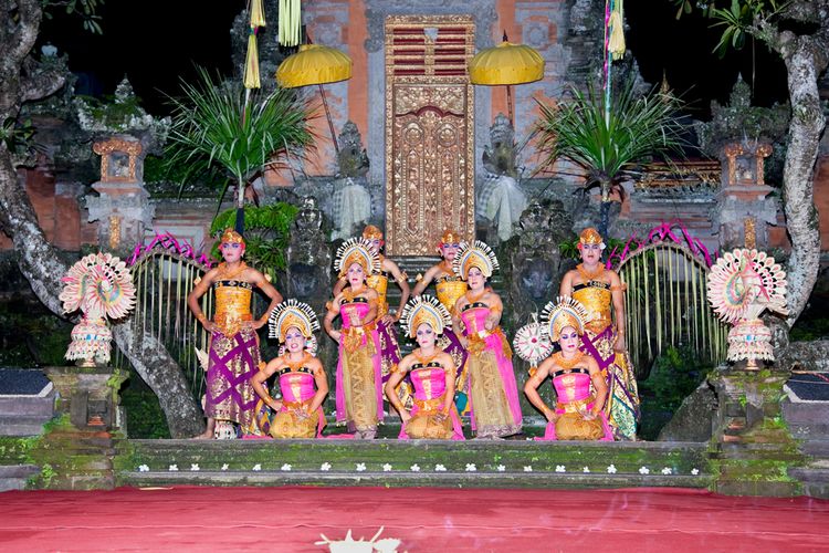 BALI - JANUARY 22: Janger dance performed by Janger Cahpa Warsa. Ubud is the home of traditional culture in Bali. January 22, 2012 in Bali, Indonesia.