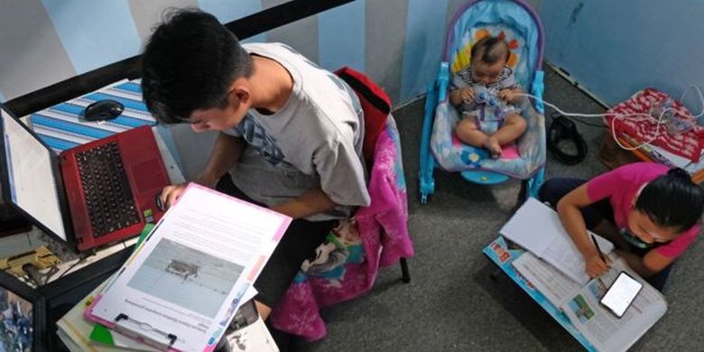 Pelajar mengerjakan tugas sekolah yang diberikan guru secara online di rumahnya Muntung, Candiroto, Temanggung, Jawa Tengah, Selasa (07/04).