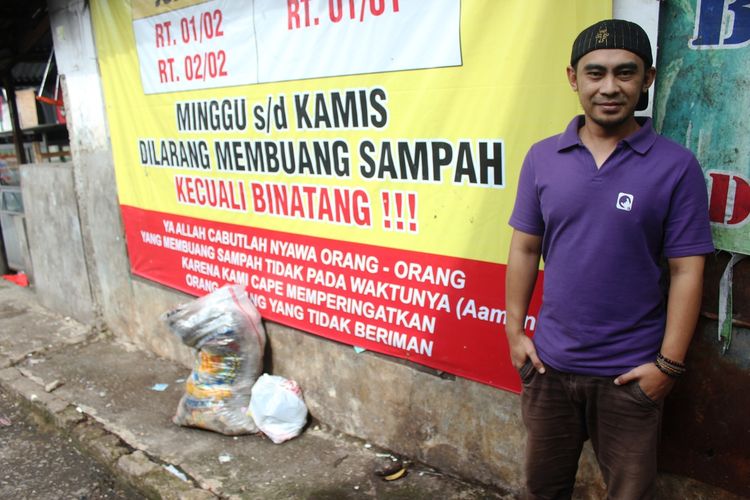 Kesal dengan perilaku bebal sebagian warganya yang tak taat membuang sampah sesuai jadwal. Perangkat RW di Desa Cimacan, Kabupaten Cianjur, Jawa Barat memasang spanduk berisi peringatan ekstrem.