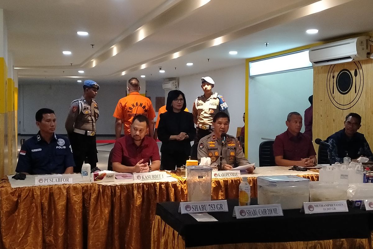 Direktorat Tindak Pidana (Dittipid) Narkoba Bareskrim Polri menangkap dua pelaku home industry yang memproduksi sabu di apartemen kawasan Cengkareng, Jakarta Barat, Jumat (22/3/2023).  