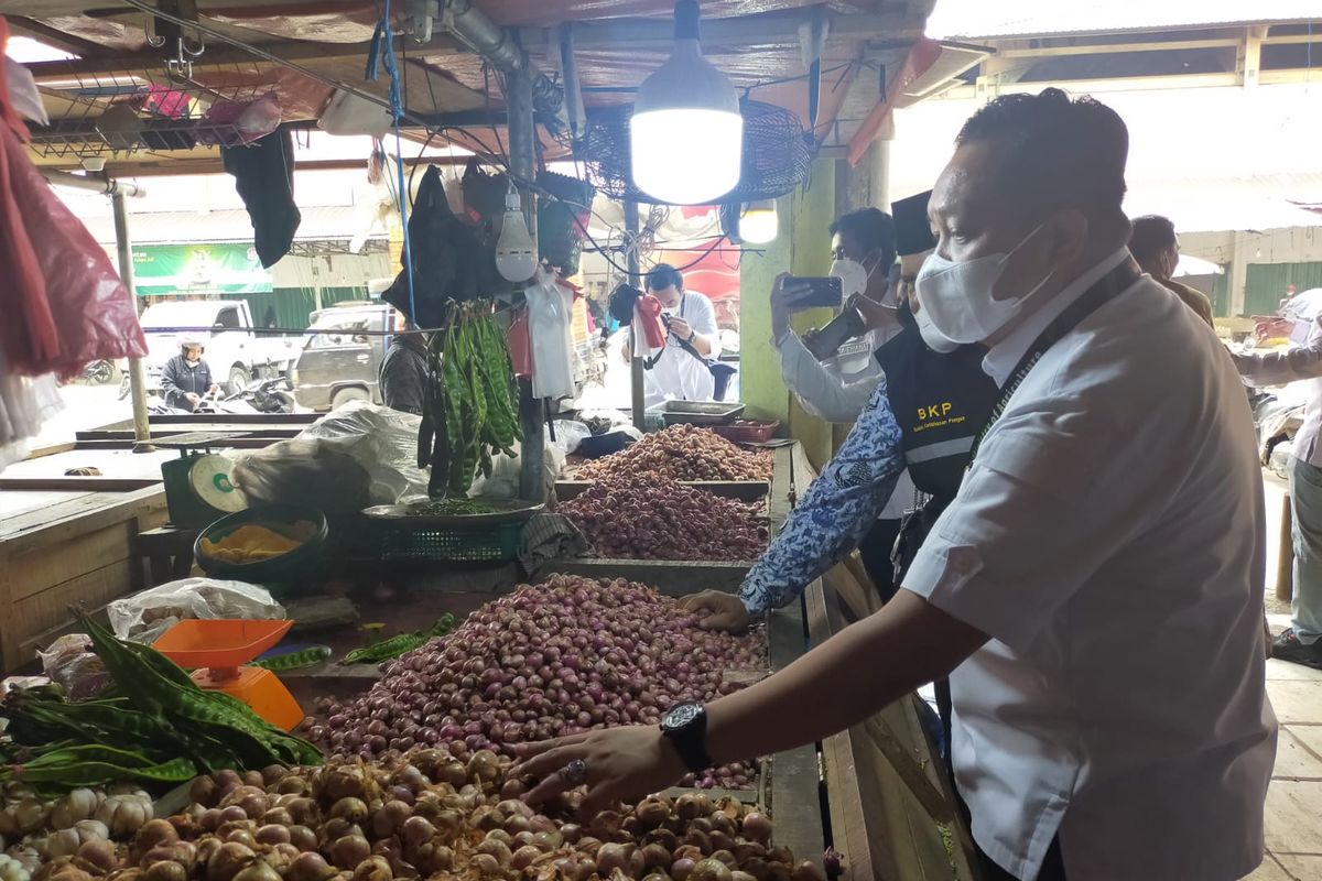 Direktur Pupuk dan Pestisida Kementerian Pertanian (Kementan) Mohammad Hatta saat mengecek pasokan dan harga bahan pokok menjelang Hari Raya Idul Fitri 1443 Hijriah/2022 Masehi di Pasar Angso Duo, Jambi, Senin (18/4/2022).