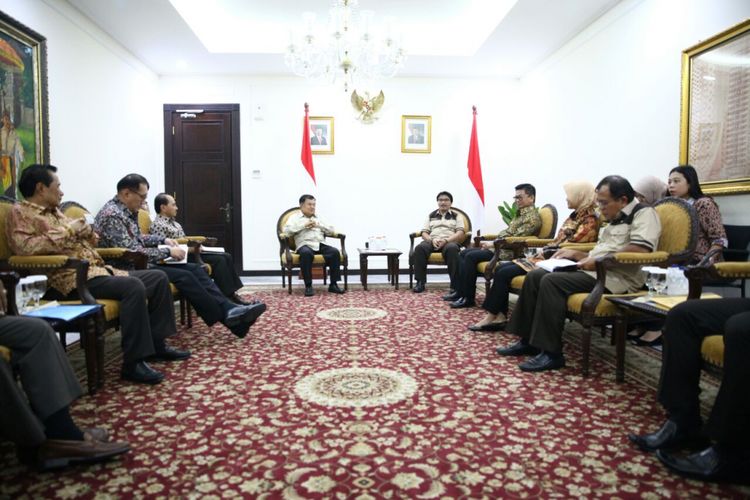 Wakil Presiden Jusuf Kalla menerima kunjungan Ketua Kwartir Nasional Gerakan Pramuka Adhyaksa Dault dan rombongannya di Kantor Wakil Presiden, Jakarta, Kamis (29/3/2018).