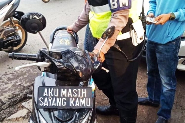 Pulung (31), warga Desa Gembor, Kecamatan Binuang, Kabupaten Serang viral karena nekat menggunakan plat nomor kendaraan tak sesuai aturan.