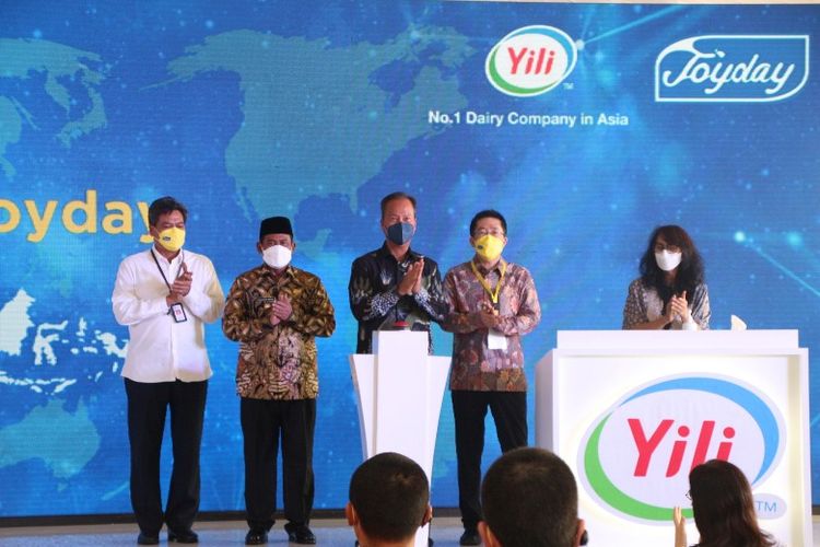 Menteri Perindustrian Agus Gumiwang (tengah) bersama Presiden Direktur PT Yili Indonesia Dairy Yu Miao (kedua dari kanan) saat meresmikan pabrik Yili Group di Cikarang. 