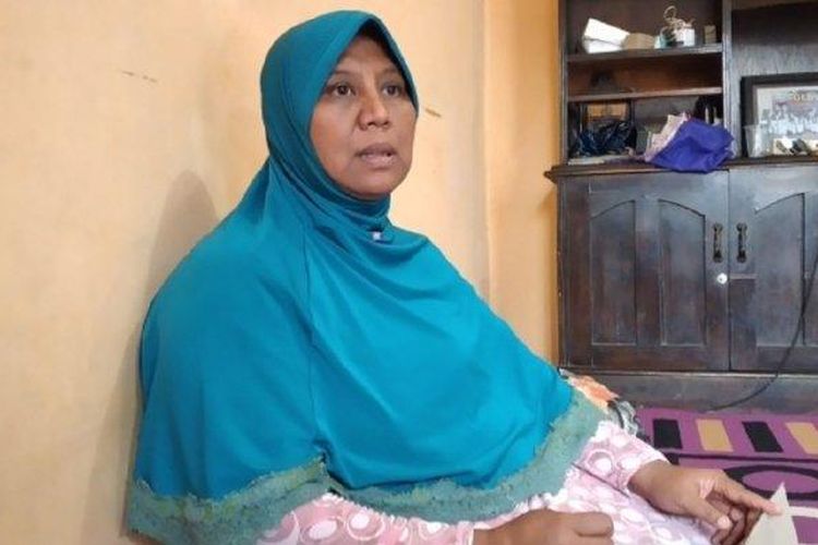 
Ibunda Astrid Nafisa Putri Subagio, Lusida saat ditemui di rumah duka, Jalan Kol Sugiono VII A, Kelurahan Mergosono Kecamatan Kedungkandang Kota Malang, Senin (3/10/2022). 
