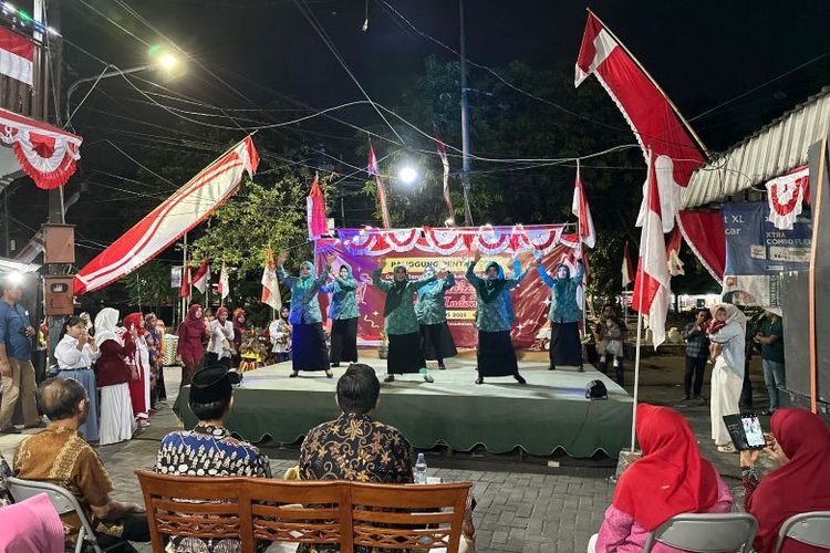 Ibu-ibu kader PKK memeriahkan rangkaian acara HUT ke-80- RI di Kota Surabaya.
