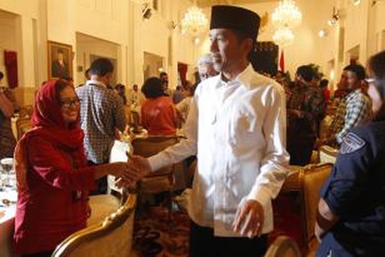 Presiden Joko Widodo bersalaman dengan wartawan yang bertugas di lingkungan Istana Presiden saat acara buka puasa bersama di Istana Negara, Jakarta, Senin (6/7/2015). Acara ini juga dihadiri oleh sejumlah menteri Kabinet Kerja dan diisi dengan shalat berjamaah dengan wartawan.