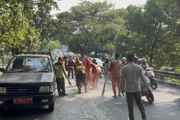 Lalu Lintas Jalan Panjang Jakbar Macet Imbas Sisa Coran Berceceran