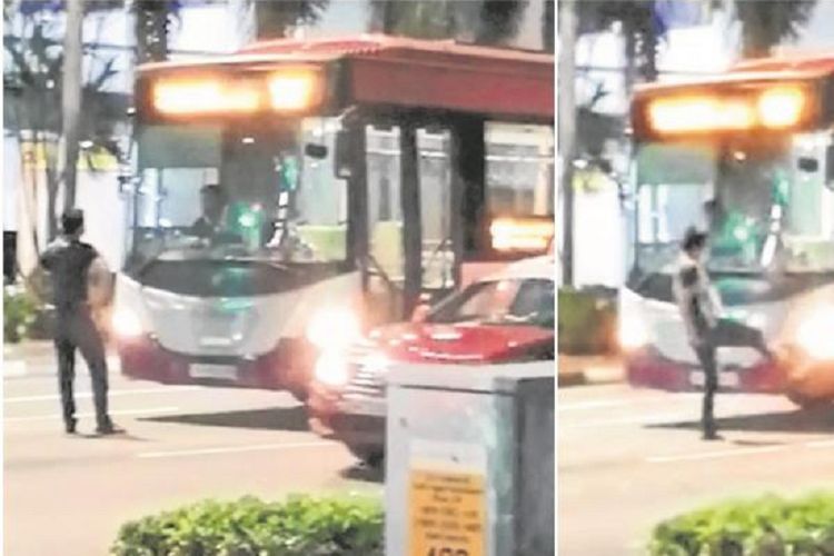 Seorang pria dalam gambar menendang bus. Aksi itu dilaporkan terjadi di Singapura pada pekan lalu setelah pria tersebut marah karena bus itu meninggalkannya.