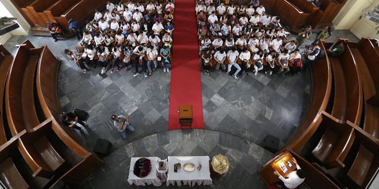 Siswa-siswa sekolah menengah di Jakarta dan sekitarnya, Kamis (15/6/2017), mengikuti Wisata Rumah Ibadah. Mereka mengunjungi Masjid Istiqlal, Gereja Kristen Immanuel, Gereja Katolik Katedral, Pura Adhitya Jaya Rawamangun, dan Kuil Hoseji.