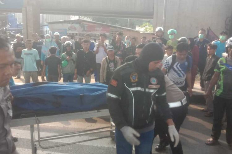 Petugas satuan lalu lintas Polresta Bandung saat mengevakuasi korban tabrakan di Jalan Raya Cileunyi, Kabupaten Bandung, Jawa Barat, pada Selasa (3/8/2024) sore