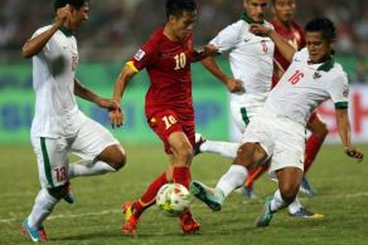 Bek tim nasional Indonesia, Muhamad Roby (kanan) saat berusaha merebut bola dari pemain Vietnam, Nguyen Van Quyet, pada laga perdana Grup A AFF Suzuki Cup 2014 di Stadion My Dinh, Hanoi, Sabtu (22/11/2014). 