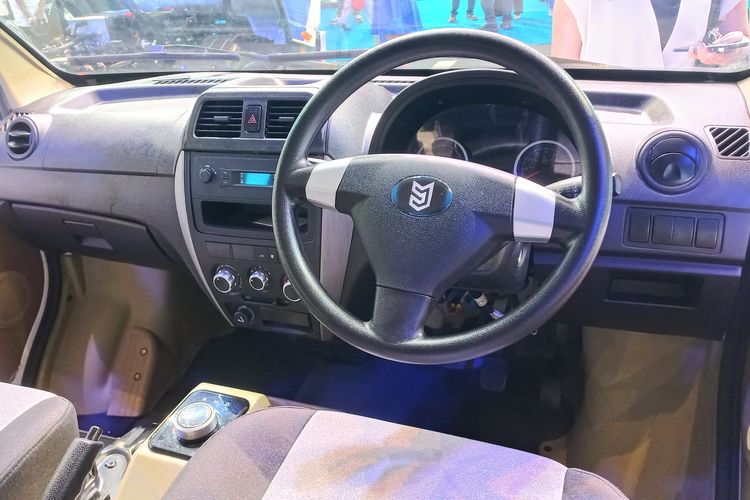 Mini van listrik buatan MAB, SF B02, dipamerkan di PEVS 2025