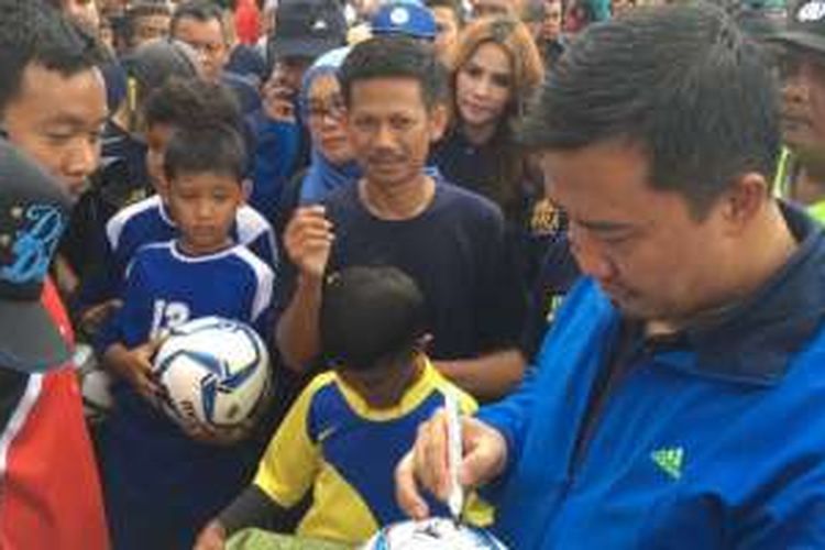 Menpora Imam Nahrawi sedang menandatangani bola yang diberikan sebagai bantuan kepada klub sepakbola di wilayah Kecamatan Taman Sari, Kabupaten Bogor dalam rangkaian acara peluncuran Program 1000 Lapangan Desa pada 2016, Rabu (13/4).