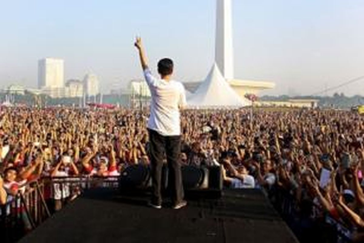 Capres nomer urut 2 Joko Widodo atau Jokowi saat melepas ribuan peserta acara Gerak Jalan Revolusi Mental di Kawasan Monas, Jakarta, Minggu (22/6). 