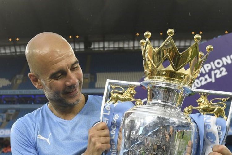 Pep Guardiola mengangkat trofi Premier League setelah Man City memastikan gelar juara Liga Inggris 2021-2022 dengan mengalahkan Aston Villa 3-2 pada laga pekan terakhir di Stadion Etihad, Minggu (22/5/2022) malam waktu setempat.