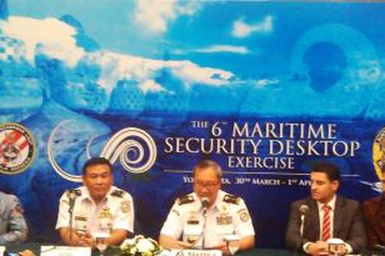 Kepala Bakamla (Badan Keamanan Laut) RI, Laksamana Madya TNI D.A Mamahit saat menjelaskan Maritime Security Desktop Exercise di Yogyakarta