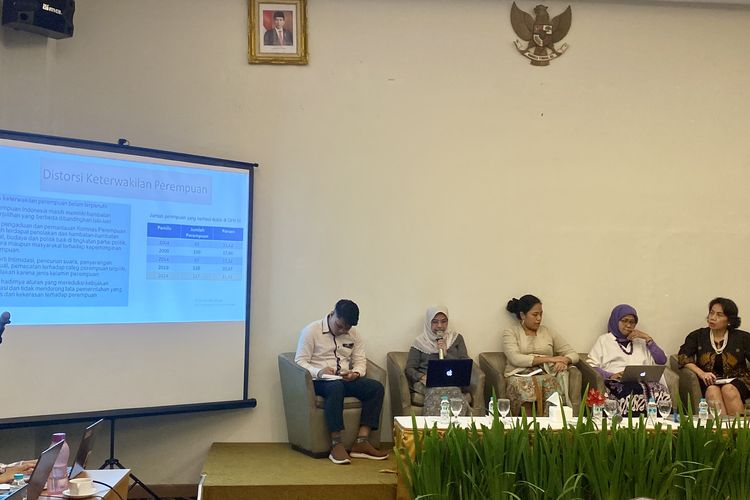 Diskusi Publik dengan tema Evaluasi Pemilu Serentak 2024: Distorsi Keterwakilan Perempuan dan Meningkatnya Kekerasan Terhadap Perempuan oleh Penyelenggara Pemilu, yang digelar oleh Koalisi Masyarakat Peduli Keterwakilan Perempuan (KMPKP), di Jakarta, Senin (1/7/2024).