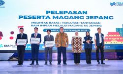 Menaker Ida Dampingi Menko Airlangga Lepas 2.000 Peserta Pemagangan ke Jepang