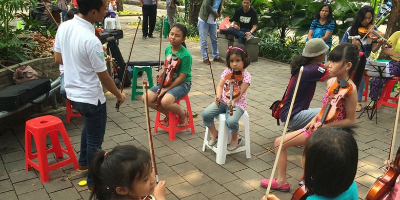 Komunitas Biola di Taman Suropati, Jakarta Pusat.