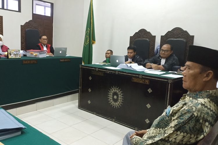 Mantan Bupati Lombok Timur M Ali Bin Dachlan alias Ali BD hadir menjadi saksi dalam sidang perkara korupsi tambang pasir besi, Kamus (7/9/2023).