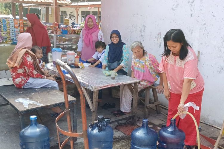 Warga di Kayu Gede, Kelurahan Pakujaya, Serpong Utara mengantre air bersih di salah satu rumah warga yang memiliki genset, Senin (5/8/2019). Listrik di wilayah ini sudah pada sejak Minggu (4/8/2019) pukul 12.00.