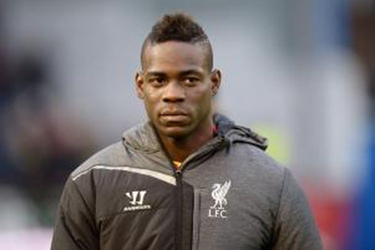 Penyerang Liverpool Mario Balotelli datang ke Turn Moor, Burnley, untuk menyaksikan pertandingan Premier League, antara timnya dan Burnley, Jumat (26/12/2014).