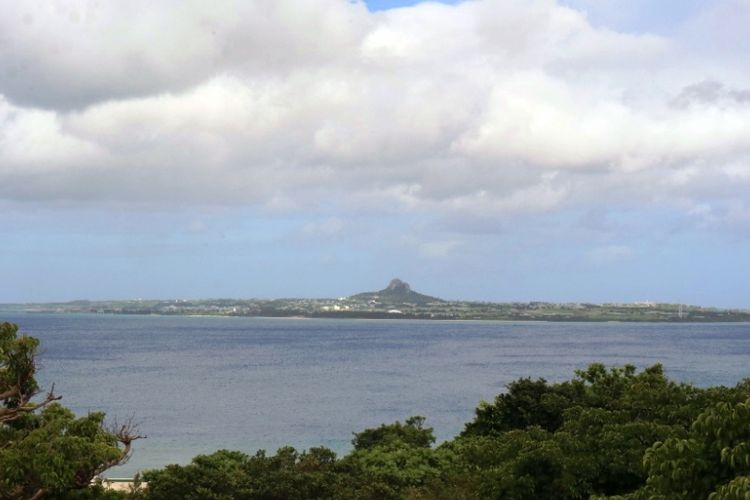 Pulau Ie atau Iejima yang bekas pangkalan laut Amerika Serikat saat Perang Dunia dua, saat ini terkenal dengan Festival Lilynya yang meriah, Sabru (30/6/2019).