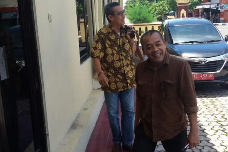 Dua adik kandung tersangka Wali Kota Madiun, Bambang Irianto bernama Bondan Panji Saputro (belakang) dan Armaya mendatangi gedung Bhara Makota Polres Madiun Kota, Kamis ( 23 / 2 / 2017)