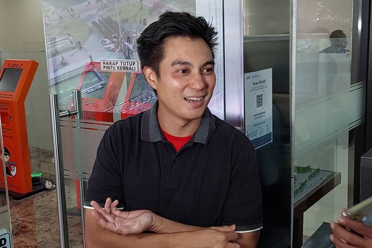 YouTuber Baim Wong menyambangi Bareskrim Polri pada Senin (5/12/2022).