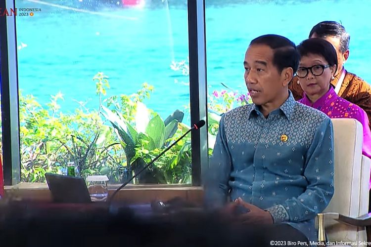 Presiden Joko Widodo dalam sesi retreat di hari kedua Konferensi Tingkat Tinggi (KTT) ASEAN ke-42 di Labuan Bajo, Manggarai Barat, Nusa Tenggara Timur (NTT), Kamis (11/5/2023).