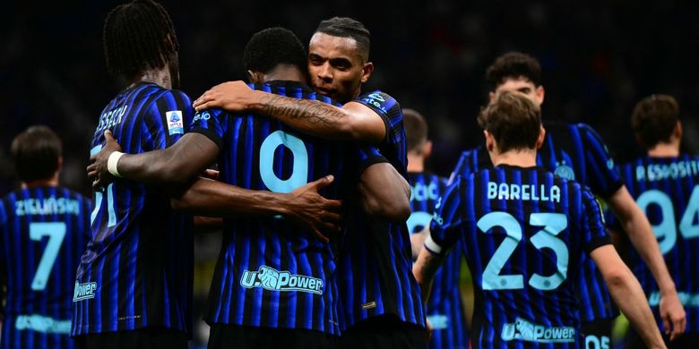 Marcus Thuram merayakan gol dengan rekan satu timnya dalam pertandingan sepak bola Serie A Liga Italia antara Inter Milan vs Parma di stadion Giuseppe Meazza di Milan, pada 3 Mei 2026. (Foto oleh Marco BERTORELLO / AFP)