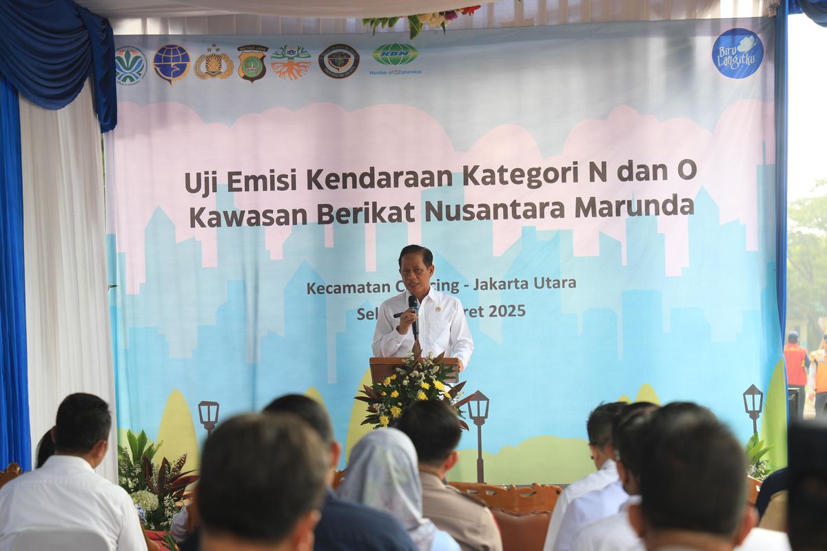 Menteri Lingkungan Hidup, Hanif Faisol Nurofiq, dalam acara uji emisi kendaraan di KBN Marunda, Jakarta Utara, Selasa (11/3/2025). 