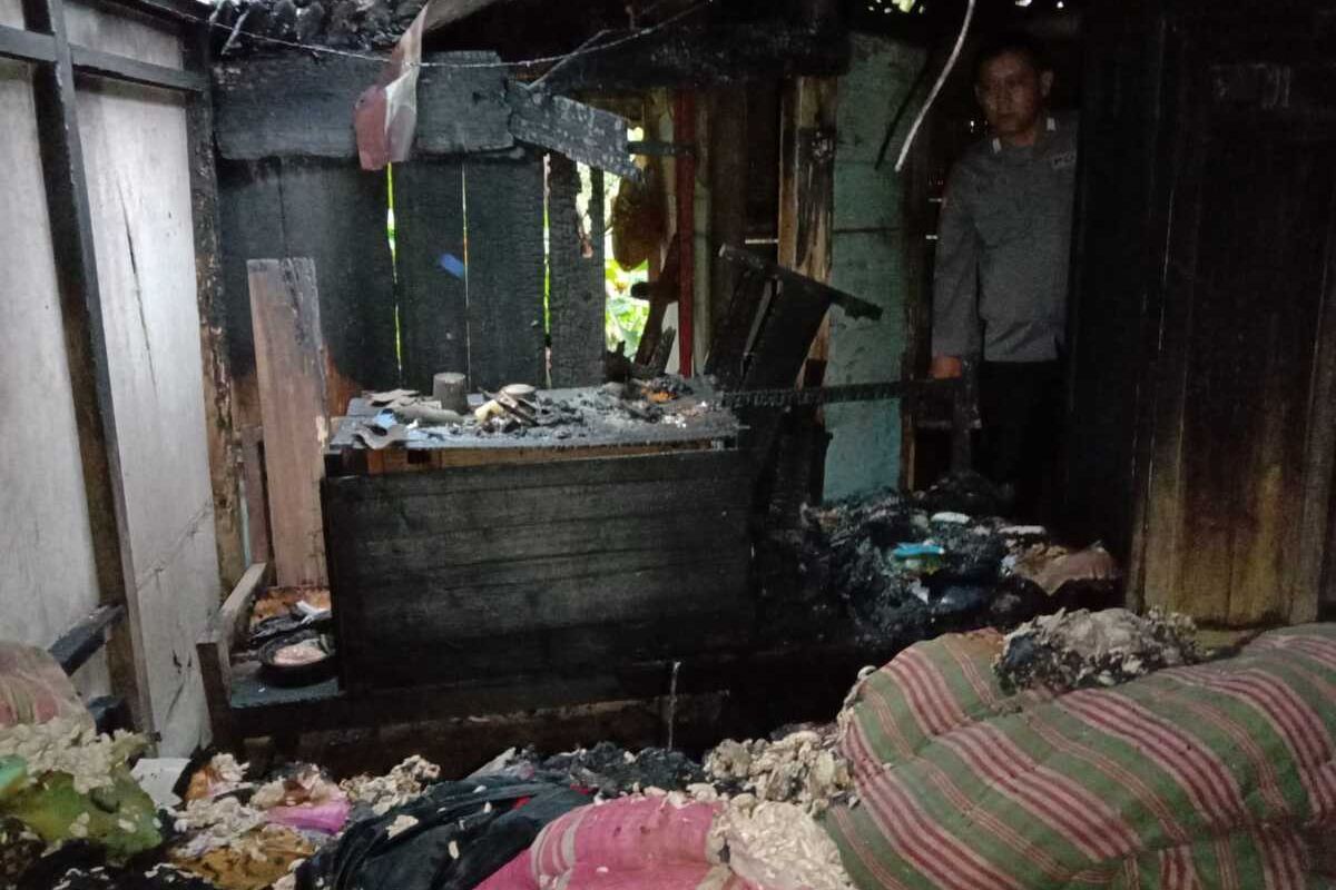 Kondisi rumah terbakar di Pedukuhan Sibolong, Kalurahan Jatimulyo, Kapanewon Girimulyo, Kabupaten Kulon Progo, Daerah Istimewa Yogyakarta. Rumah itu dihuni dua lansia.