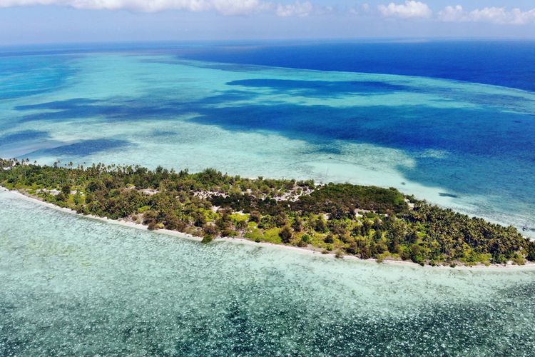 Pemandangan Pulau Tomia dari udara.