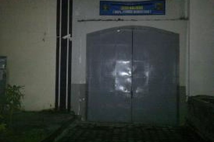 Pintu bangunan lama Lapas Kerobokan yang kemungkinan jadi akses keluarnya mobil yang membawa duo Bali Nine