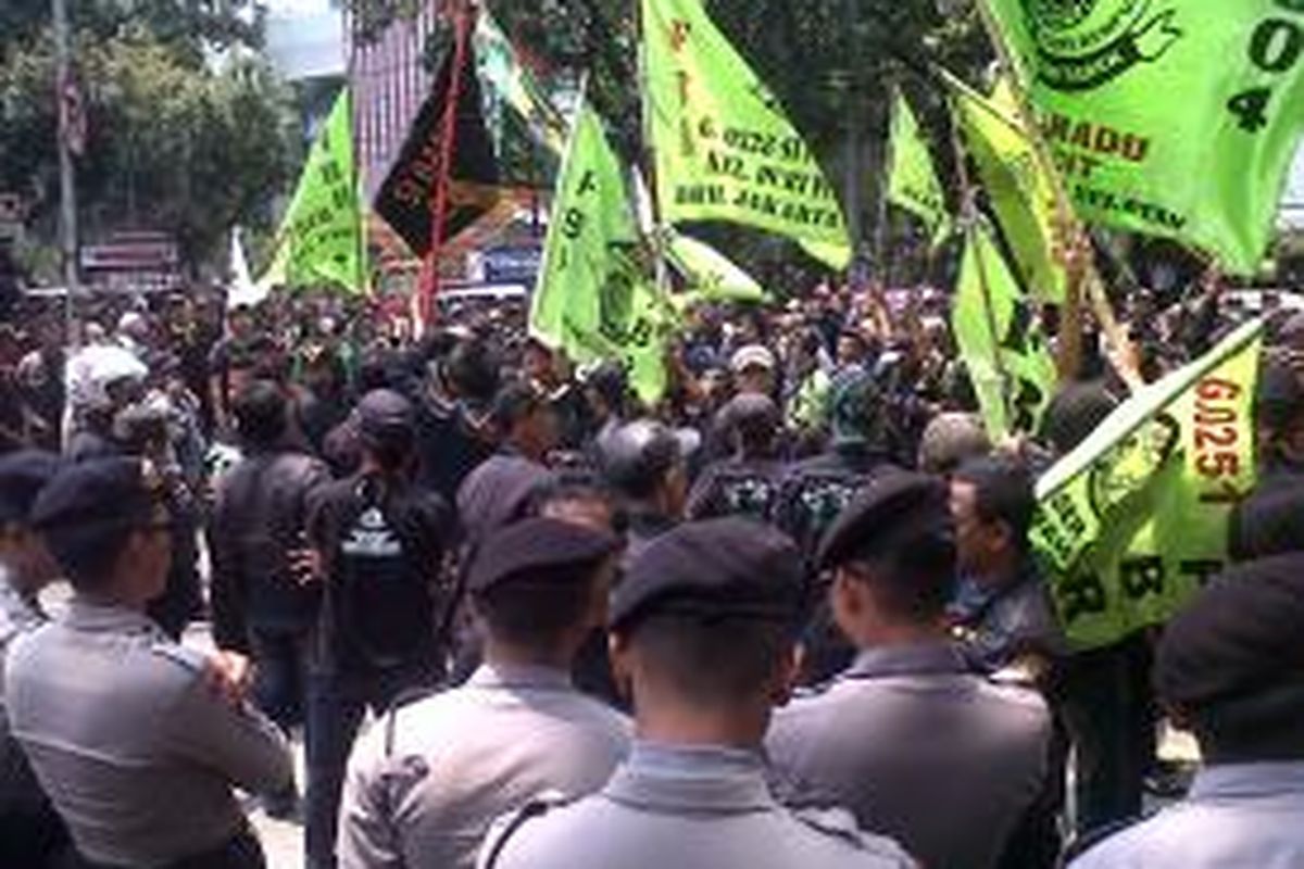 Forum Betawi Rempug (FBR) berunjuk rasa di depan Gedung Dewan Perwakilan Rakyat Daerah (DPRD) DKI Jakarta, Jalan Kebon Sirih, Gambir, Jakarta Pusat, Rabu (1/10/2014)