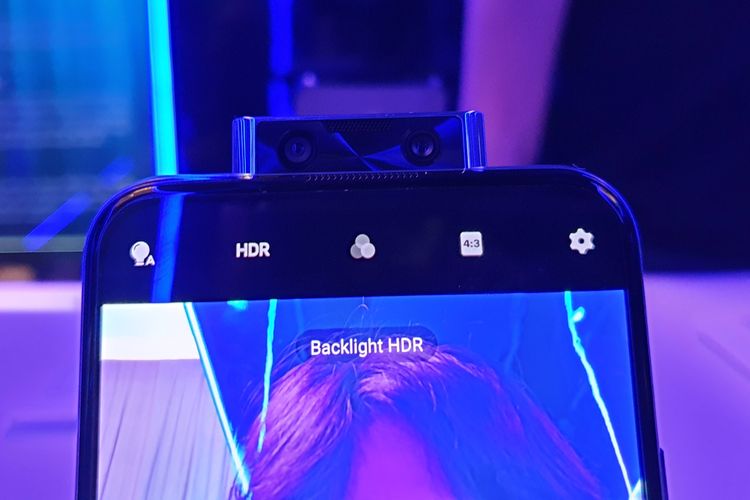 Vivo V17 Pro dibekali kamera selfie pop-up dengan dua lensa. 