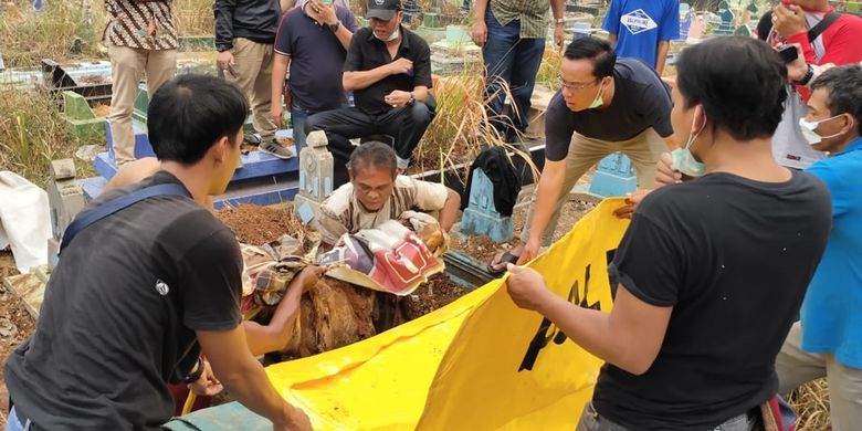 Jenazah Aprianita (50) PNS Kementerian PU yang menjadi korban penculikan saat ditemukan di lokasi Tempat Pemakaman Umum (TPU) Kandang Kawat, Palembang, Jumat (25/10/2019).