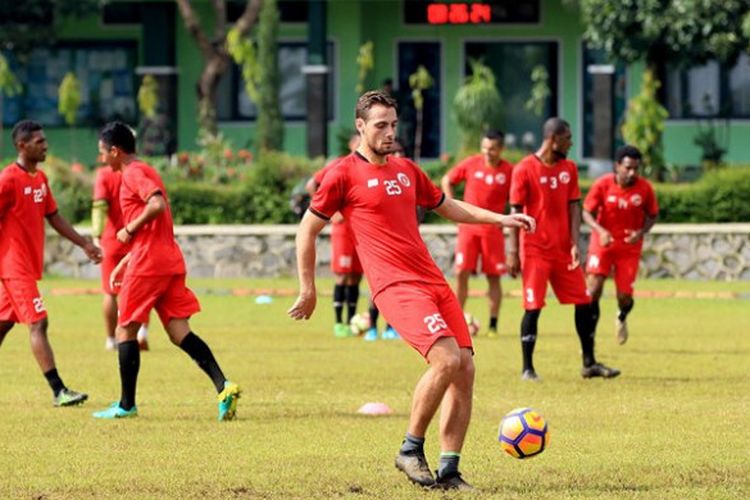 Perseru Serui menyeleksi pemain asal Belanda, Djamel Leeflang, saat menjalani pemusatan latihan di Malang. 