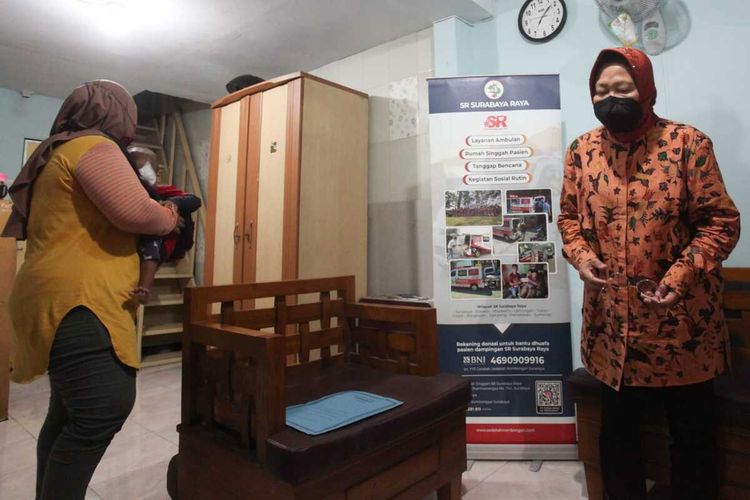 Menteri Sosial Tri Rismaharini saat menjenguk NHI, balita penderita kanker mata di Surabaya, Jawa Timur, Sabtu (21/5/2022) malam.