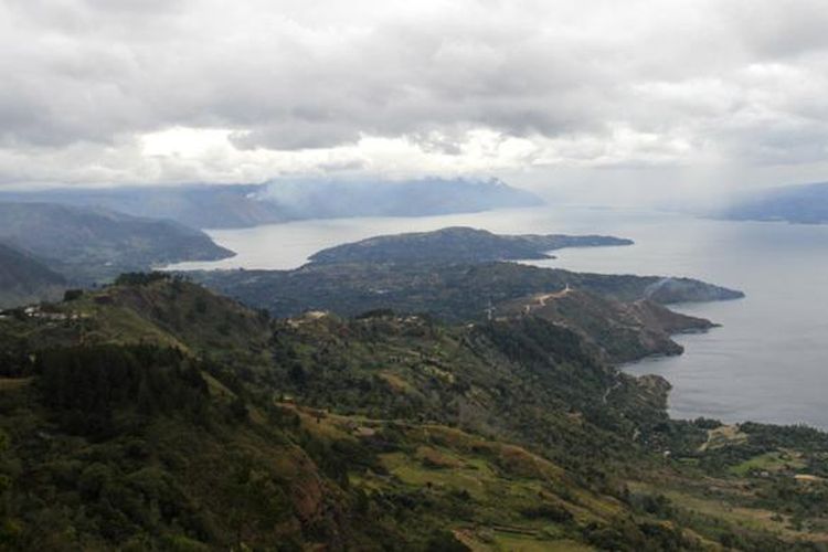 Panorama Danau Toba dilihat dari Bukit Huta Ginjang di Desa Dolok Martumbur, Kecamatan Muara, Tapanuli Utara, Selasa (23/8/2016). Obyek wisata ini terletak kurang lebih berjarak 8 kilometer dari Bandara Silangit, Siborong-Borong, Tapanuli Utara, Sumatera Utara.