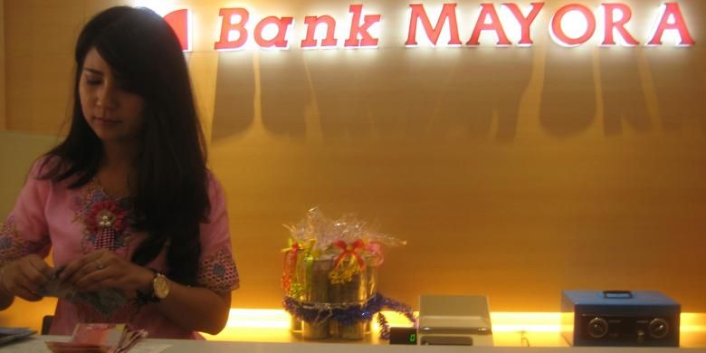 Petugas menghitung uang di Kantor Cabang Pembantu (KCP) Bank Mayora, Galuh Mas, Kabupaten Karawang, Jawa Barat. KCP Galuh Mas adalah KCP ke-39 Bank Mayora secara nasional. 