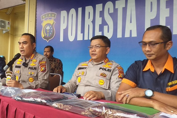 Kapolresta Pekanbaru, Kombes Pria Budi bersama jajaran saat konferensi pers terkait kasus wanita tewas di dalam mobil di basemen kantor DPRD Riau, yang dinyatakan gantung diri, Jumat (16/9/2022).