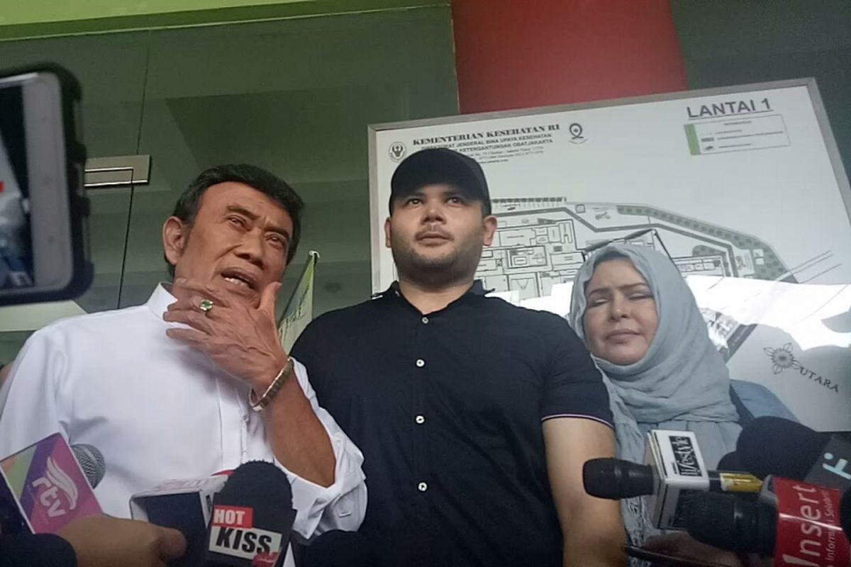 Ridho Rhoma didampingi kedua orangtuanya, Rhoma Irama dan Marwah Ali saat keluar dari Rumah Sakit Ketergantungan Obat (RSKO) Cibubur, Jakarta Timur, Kamis (25/1/2018).