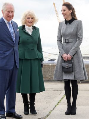 Pangeran Charles, Prince of Wales (kiri), Camilla, Duchess of Cornwall (tengah) dan Catherine Middleton, Duchess of Cambridge dari Inggris, dalam kunjungan ke situs pelatihan 'Trinity Buoy Wharf' Yayasan Pangeran untuk seni dan budaya, di timur London pada 3 Februari 2022.