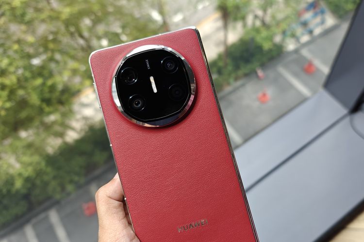 Modul kamera Huawei Mate X6. Huawei Mate X6 dilengkapi empat kamera, di mana kamera utamanya beresolusi 50 MP dengan bukaan lensa f/1.4-f/4.0. Kamera ini serupa dengan yang dipasang di ponsel Huawei Pura 70 Pro+.