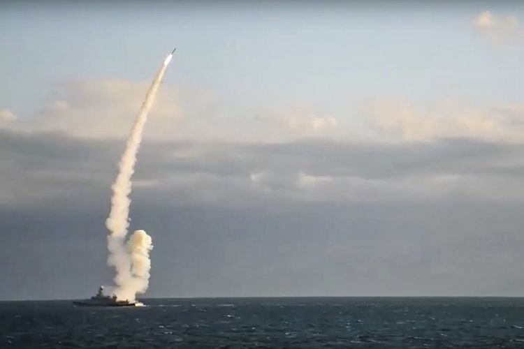Kapal perang Rusia menembakkan rudal jelajah menuju target di Ukraina pada 31 Oktober 2022. Serangan bertubi-tubi Rusia menghantam infrastruktur energi krusial di Kyiv, Kharkiv, dan kota-kota lainnya pagi hari itu.