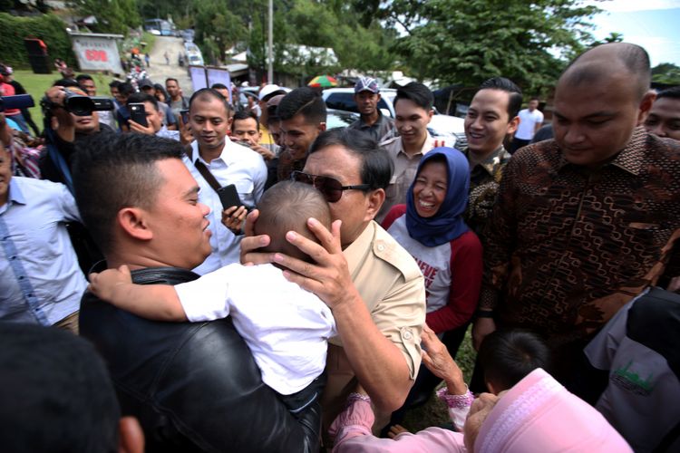 Ketua Umum Partai Gerindra, Prabowo Subianto, tiba di TPS 17 untuk menggunakan hak pilihnya dalam pemilihan kepala daerah (Pilkada) Serentak 2018 di Desa Bojong Koneng, Kecamatan Babakan Madang, Kabupaten Bogor, Rabu (27/06/2018). Pilkada serentak kali ini diikuti 17 provinsi, 115 kabupaten dan 39 kota. 



